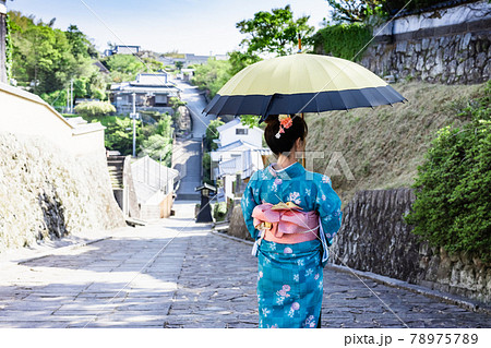 人物 女性 後ろ姿 傘 女の人 若いの写真素材