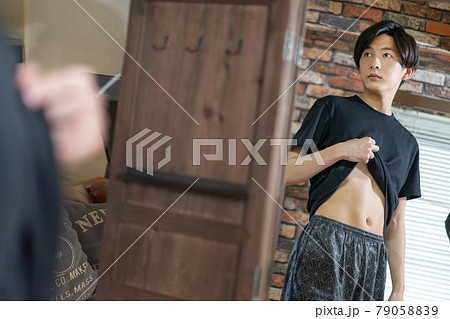 痩せ型 男性 男の写真素材