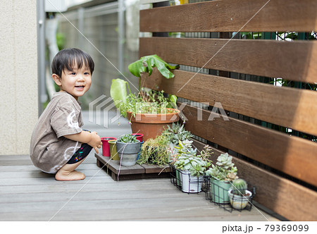 人物 日本人 かわいい 幼児 ライフスタイル 2歳 子供 1人の写真素材