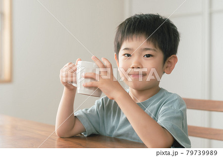 子供 お茶 飲む 水の写真素材