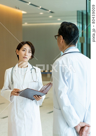 白衣 後ろ姿 人物 女性の写真素材