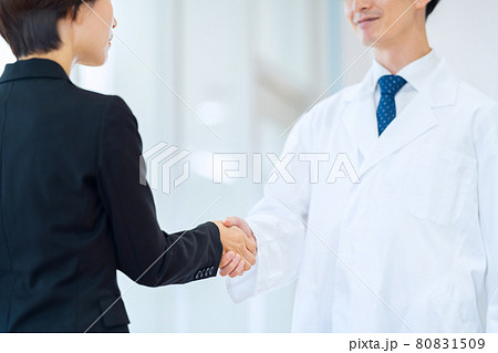 白衣 後ろ姿 人物 女性の写真素材