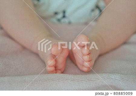 足 足の裏 小さい 赤ちゃん 可愛いの写真素材