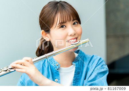 フルート奏者 カメラ目線の写真素材