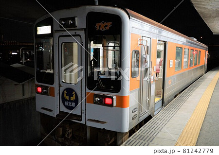 駅 電車 夜 ホームの写真素材