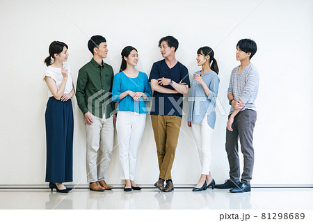 集合写真　事務員 スタッフ 集合写真の写真素材 - PIXTA
