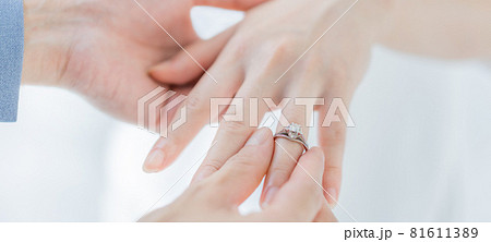 指輪 はめる 薬指 婚約の写真素材