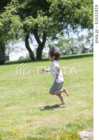 子供 走る 男の子 後姿の写真素材