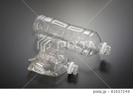 つぶす ゴミ ペットボトルの写真素材