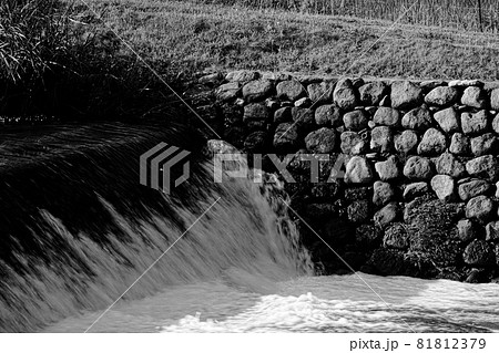 川 モノクロ 石垣 白黒の写真素材
