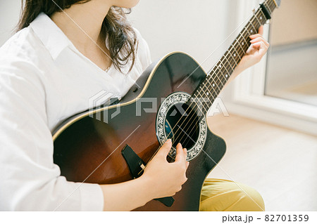 楽器 ギター 弾く 手の写真素材