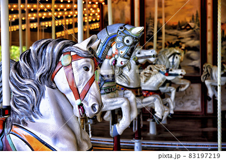 馬車 メリーゴーランド 乗り物 乗物の写真素材