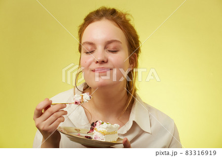 人物 女性 アイス 食べるの写真素材