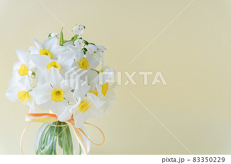 ブーケ 水仙 花束 フラワーアレンジメントの写真素材