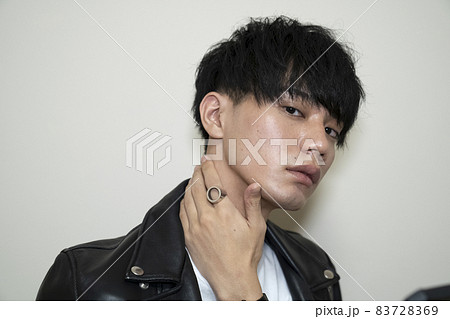 上半身 モデル ポーズ アイドルの写真素材