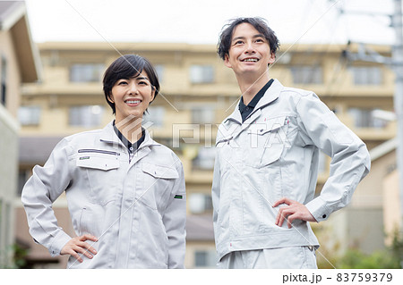 女性 作業員 作業着 かっこいいの写真素材