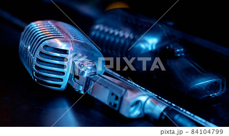 マイクスタンド リボン レトロ 立つの写真素材