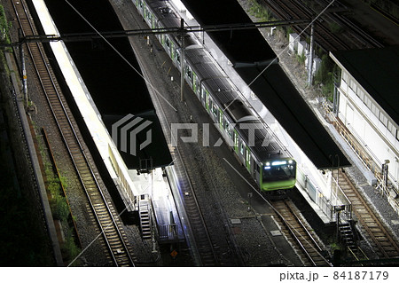 ホーム 駅 夜 深夜の写真素材