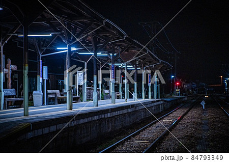 駅 夜 線路 ホームの写真素材