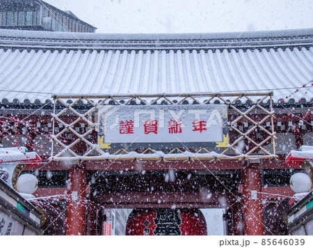浅草寺 浅草 雪 雪景色の写真素材 - PIXTA