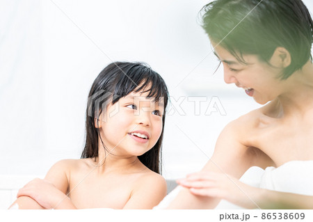 小学生女子　風呂　入浴 