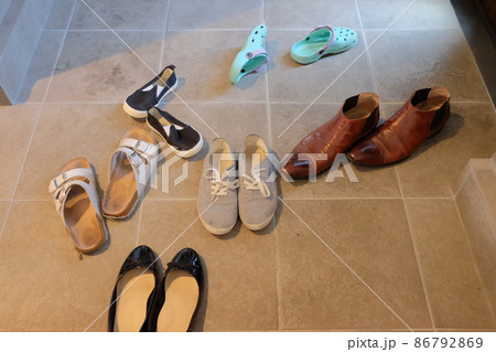 靴 スニーカー 脱ぎ捨ての写真素材 - PIXTA