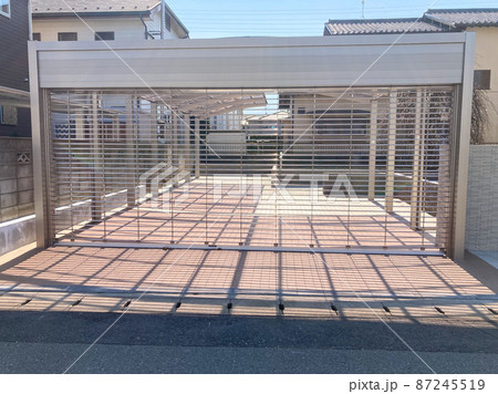 新築住宅のシャッター付きカーポートのイメージ