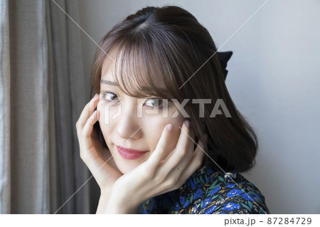 ぶりっ子ポーズの写真素材