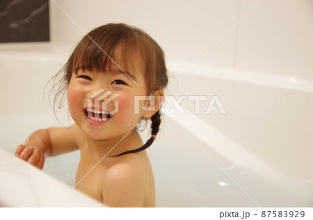 入浴　女児 入浴 幼児 娘 少女の写真素材 - PIXTA