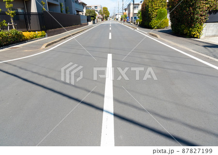 住宅街に伸びる真っ直ぐな道路