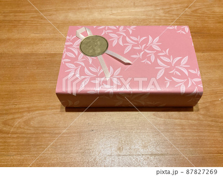 ピンクの包紙でラッピングされたプレゼントのイメージ