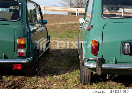 2台の緑色のミニクーパー