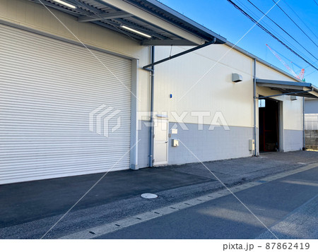 シャッターの開いた営業倉庫のイメージ