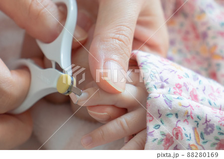 赤ちゃん 爪切り 親子 母親の写真素材