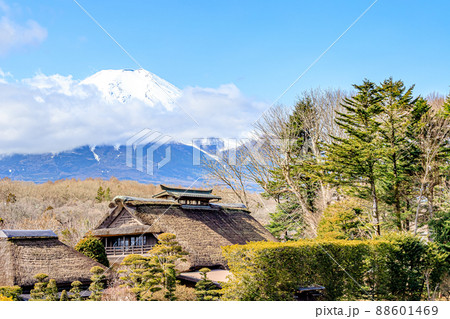 油彩画/山梨県 忍野村にて 田舎 富士山 茅葺き屋根 （富士山と