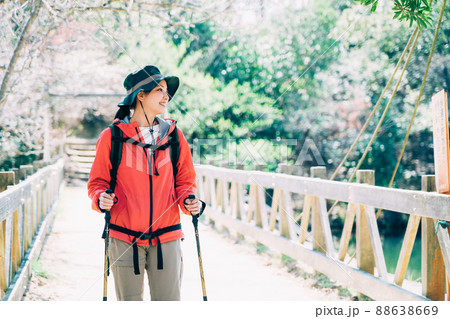 女の子 山ガール かわいい 登山の写真素材