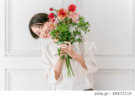 女性 花束 抱える 花の写真素材