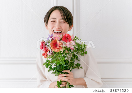 女性 花束 抱える 花の写真素材