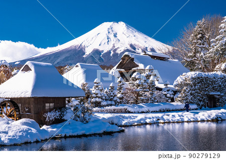 風景 雪景色 忍野八海 富士山の写真素材 - PIXTA