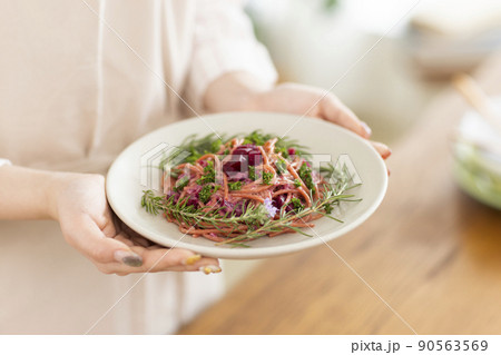 皿 料理 持つ 手の写真素材