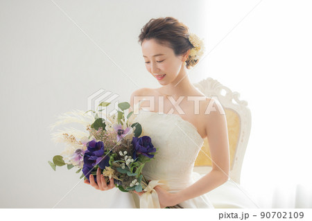 ウェディングドレス 座る ドレス 1人の写真素材