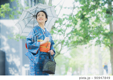 女性 着物 和傘 下駄の写真素材 - PIXTA