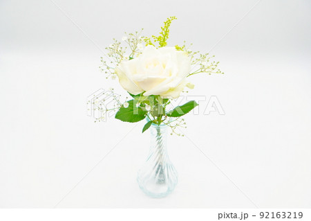 花 薔薇 かすみ草 花瓶の写真素材