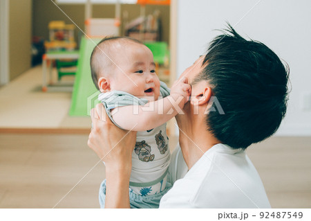 赤ちゃん 新生児 横顔 アップの写真素材