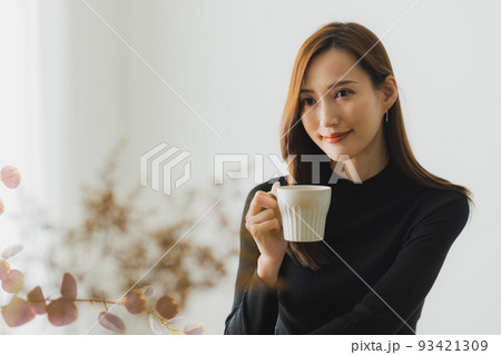 紅茶 女性 飲む 上半身の写真素材
