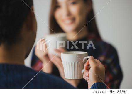 男性 休日 紅茶 飲むの写真素材