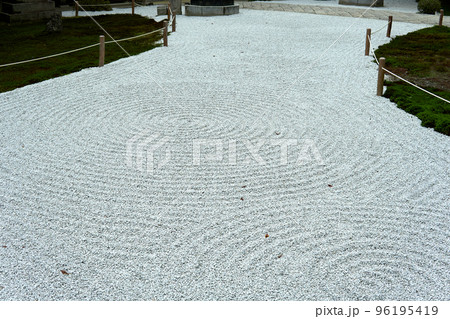 枯山水 石庭 模様 波紋の写真素材 - PIXTA