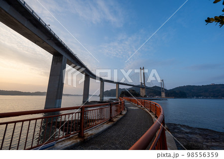 青空と夕日を浴びる加部島に架かる呼子大橋｜佐賀県唐津市の写真素材