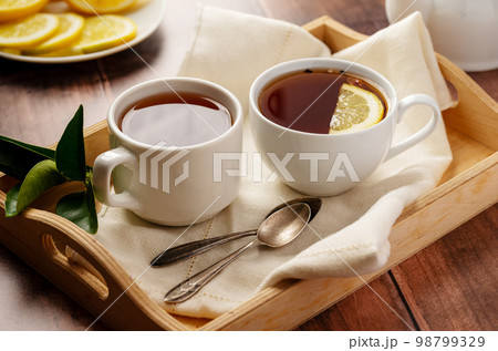 Black tea, pouring tea from tea pot in a white, - Stock Photo [98799334]  - PIXTA