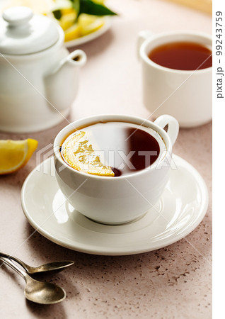 Black tea, pouring tea from tea pot in a white, - Stock Photo [98799334]  - PIXTA